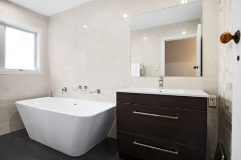 Photo of property in 24 Pooley Street, Pakuranga Heights, Auckland, 2010