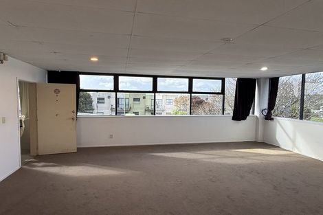 Photo of property in 9/80 Bruce Mclaren Road, Henderson, Auckland, 0612