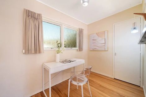 Photo of property in 28 Manhattan Heights, Glendene, Auckland, 0602