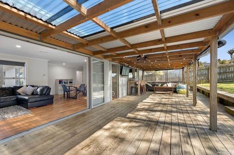 Photo of property in 22 St Catherine Crescent, West Harbour, Auckland, 0618