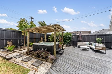 Photo of property in 2/71 Deep Creek Road, Waiake, Auckland, 0630