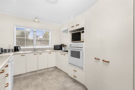 Photo of property in 2/10 Grande Vue Road, Hillpark, Auckland, 2102