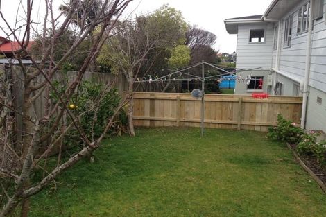 Photo of property in 14 Holdaway Avenue, Northcote, Auckland, 0627