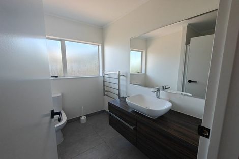 Photo of property in 20 Jumento Place, Unsworth Heights, Auckland, 0632