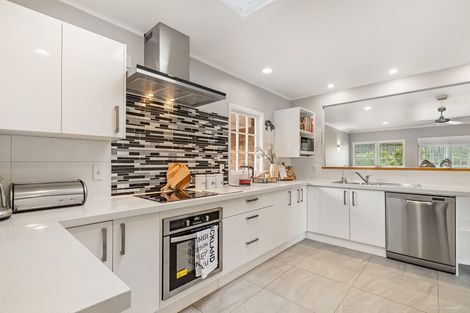 Photo of property in 18 Gum Road, Henderson Valley, Auckland, 0612