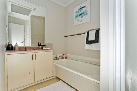 Photo of property in 1/136 Lynn Road, Bayview, Auckland, 0629