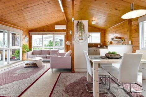 Photo of property in 60 Carlisle Road, Browns Bay, Auckland, 0630