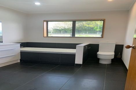 Photo of property in 454 Taupaki Road, Kumeu, 0892