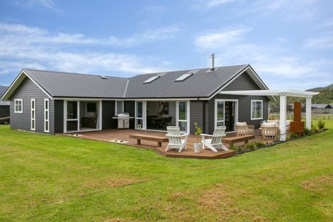 Photo of property in 6 Kahikatea Drive, Kinloch, Taupo, 3377