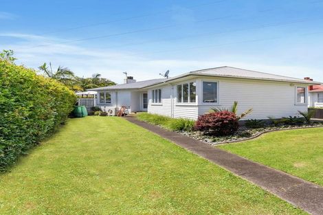 Photo of property in 70 Edgewater Drive, Pakuranga, Auckland, 2010