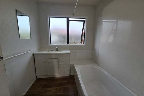 Photo of property in 52 Kelwyn Road, Kelston, Auckland, 0602