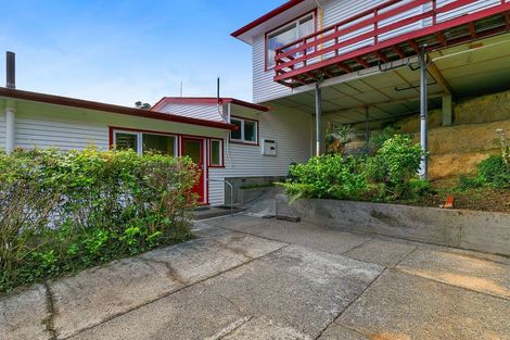 Photo of property in 84 Newlands Road, Newlands, Wellington, 6037