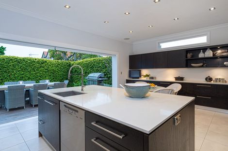 Photo of property in 13 Ocean View Road, Milford, Auckland, 0620