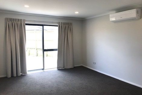 Photo of property in 74 Twin Parks Rise, Papakura, 2110