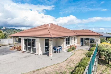 Photo of property in 28 Quadrant Heights, Paraparaumu, 5032