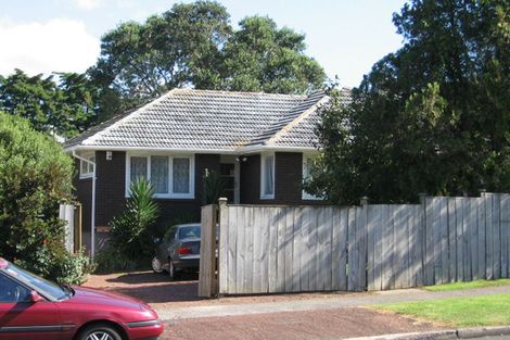 Photo of property in 9 Beach Road, Te Atatu Peninsula, Auckland, 0610