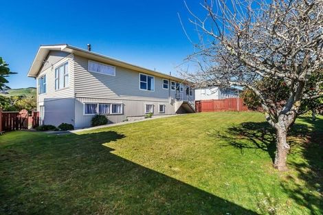 Photo of property in 9 Mckeefry Grove, Tawa, Wellington, 5028