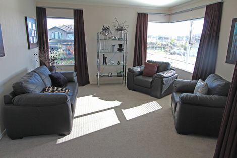 Photo of property in 44 Aberdeen Crescent, Wattle Downs, Auckland, 2103