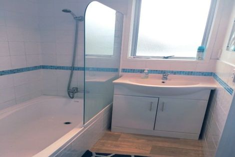 Photo of property in 4 Karo Place, Glendene, Auckland, 0602