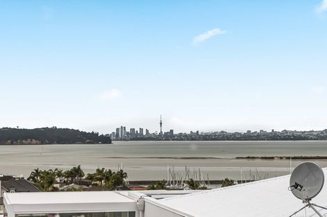 Photo of property in 2/143a Wiseley Road, West Harbour, Auckland, 0618