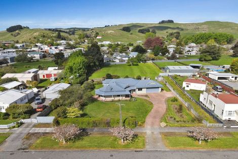 Photo of property in 20 Paraekaretu Street, Hunterville, 4730