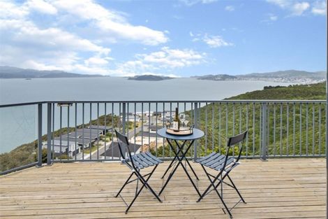 Photo of property in 18 Bennett Grove, Newlands, Wellington, 6037