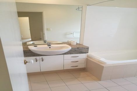 Photo of property in 19h Claremont Way, East Tamaki Heights, Auckland, 2016