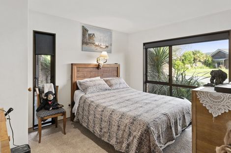 Photo of property in 1 Manu Grove, Waikanae, 5036