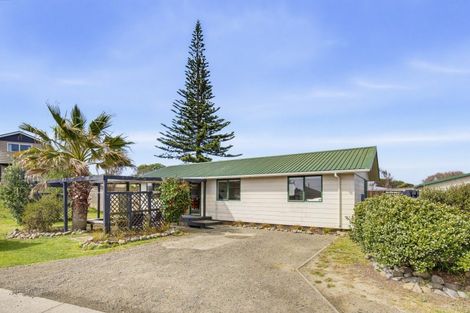 Photo of property in 16b Karaka Street, Otaki Beach, Otaki, 5512