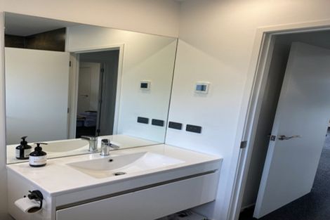 Photo of property in 2/97 Moore Street, Hillcrest, Auckland, 0627