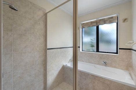 Photo of property in 115 Grovenor Drive, Orewa, 0931