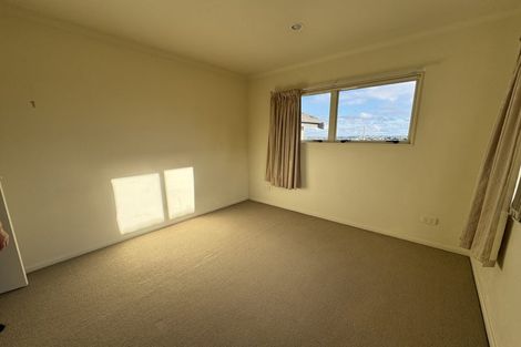 Photo of property in 4 Highgrove Lane, Totara Vale, Auckland, 0632