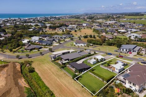 Photo of property in 8 Tohora View, Waihi Beach, 3611