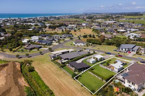 Photo of property in 8 Tohora View, Waihi Beach, 3611