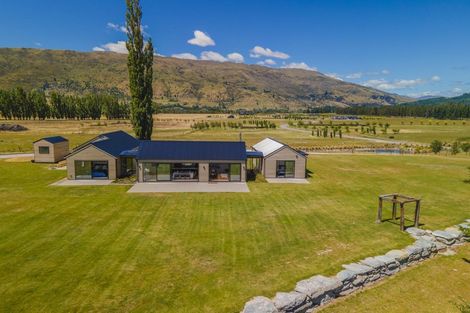 Photo of property in 2 Little Orchard Way, Wanaka, 9382
