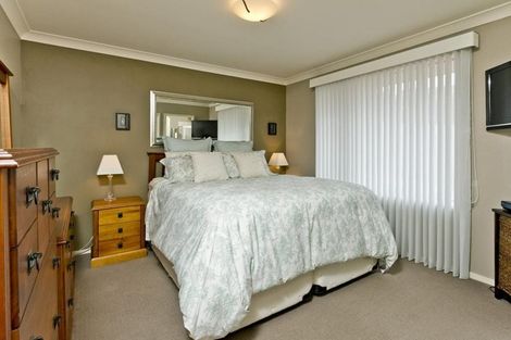 Photo of property in 16 Baulcomb Parade, Windsor Park, Auckland, 0632