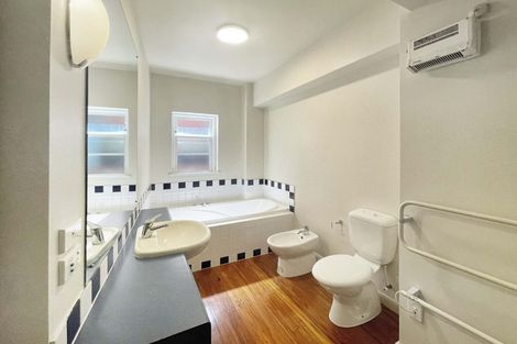 Photo of property in Olympus Flats, 1/280 Oriental Parade, Oriental Bay, Wellington, 6011