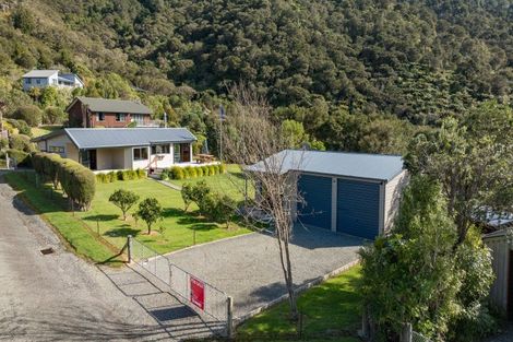 Photo of property in 2 Worlds End Road, Tennyson Inlet, 7195