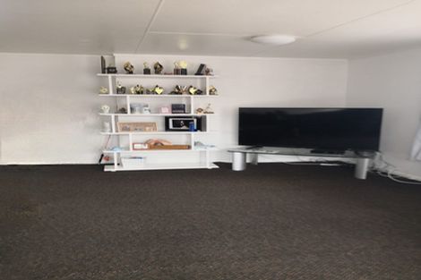 Photo of property in 28 Dungarvon Place, Clendon Park, Auckland, 2103