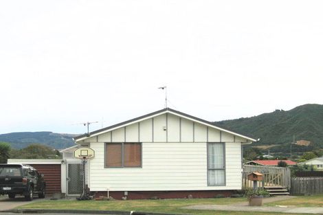 Photo of property in 5 Monarch Grove, Maoribank, Upper Hutt, 5018