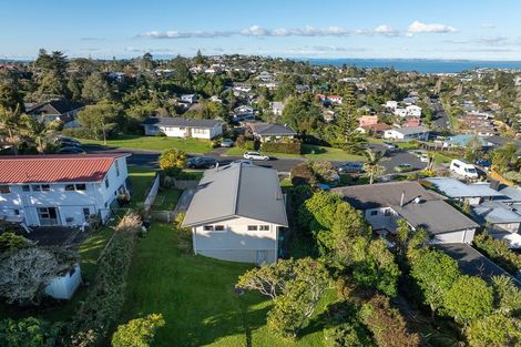 Photo of property in 11 Barker Rise, Northcross, Auckland, 0632