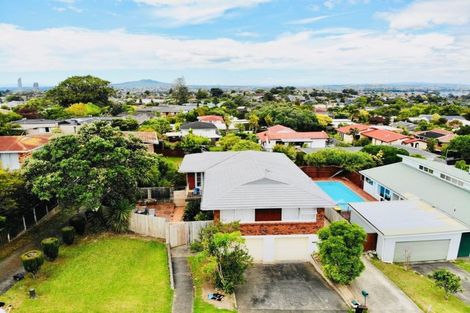 Photo of property in 10 Holdaway Avenue, Northcote, Auckland, 0627