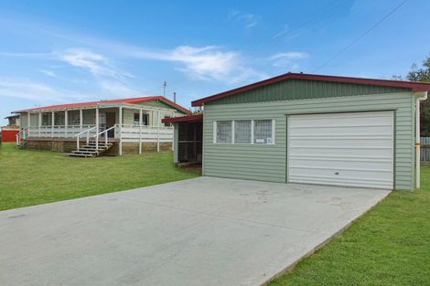 Photo of property in 24 Hall Place, Foxton Beach, Foxton, 4815