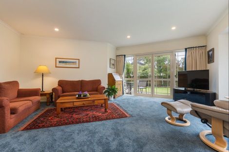 Photo of property in 6 La Lena Grove, Fitzherbert, Palmerston North, 4410