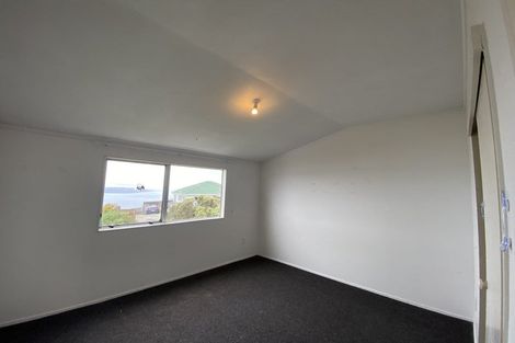 Photo of property in 5b Sunhaven Drive, Newlands, Wellington, 6037