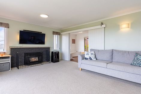 Photo of property in 16 Griffiths Grove, Newlands, Wellington, 6037