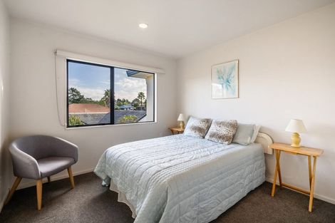 Photo of property in 12 Tyrico Close, Unsworth Heights, Auckland, 0632