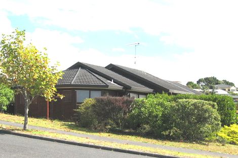 Photo of property in 2/6 Matisse Drive, West Harbour, Auckland, 0618