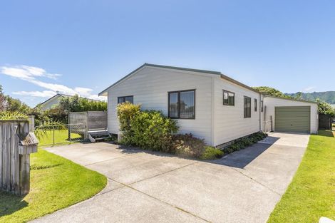 Photo of property in 7 Adrian Grove, Waikanae Beach, Waikanae, 5036