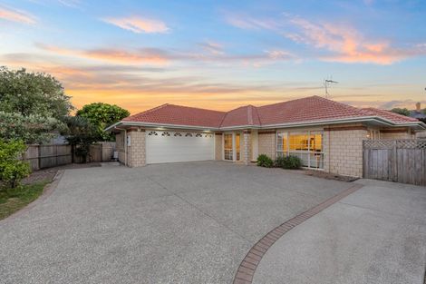 Photo of property in 8 William Woods Court, Flat Bush, Auckland, 2016